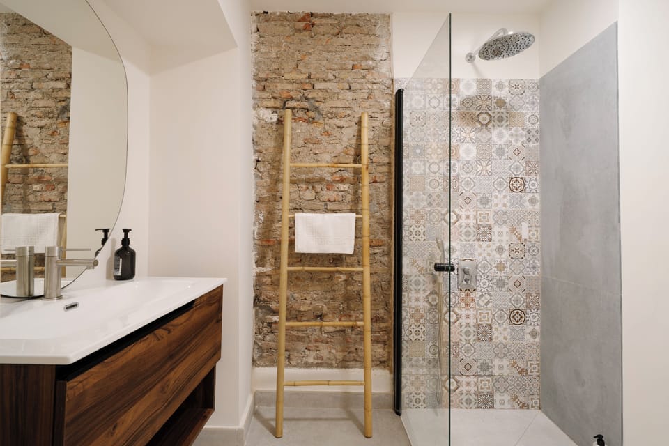 Traditional Room | Bathroom | Shower, free toiletries, hair dryer, towels