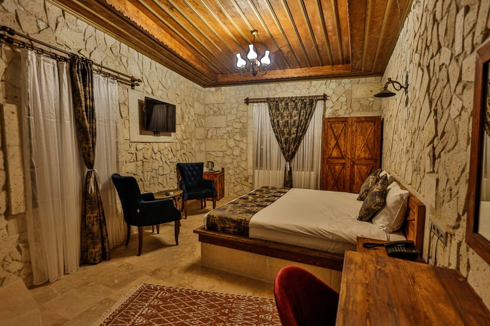 Standard Room | Free minibar items, individually decorated, individually furnished, desk
