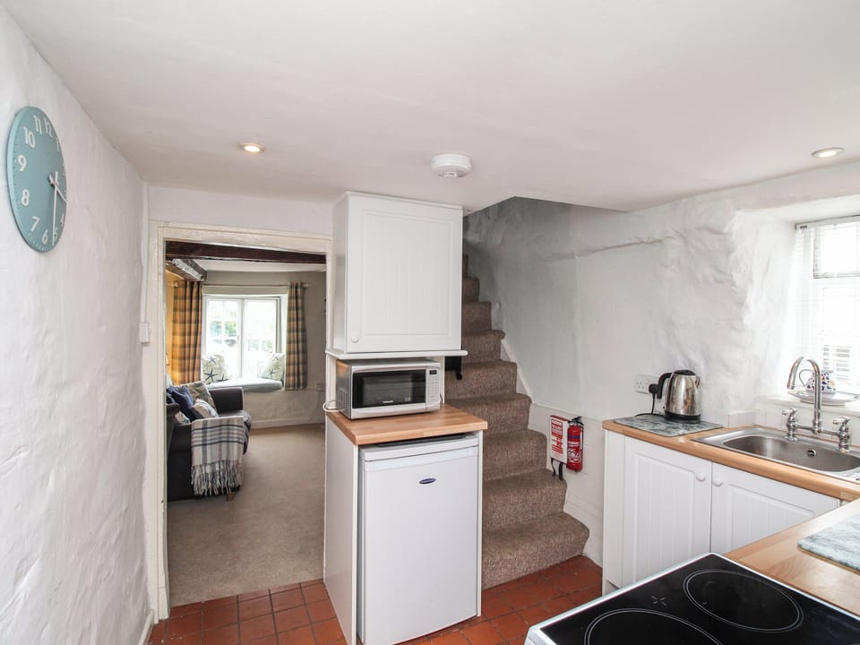 Cottage | Private kitchen | Fridge, cookware/dishes/utensils