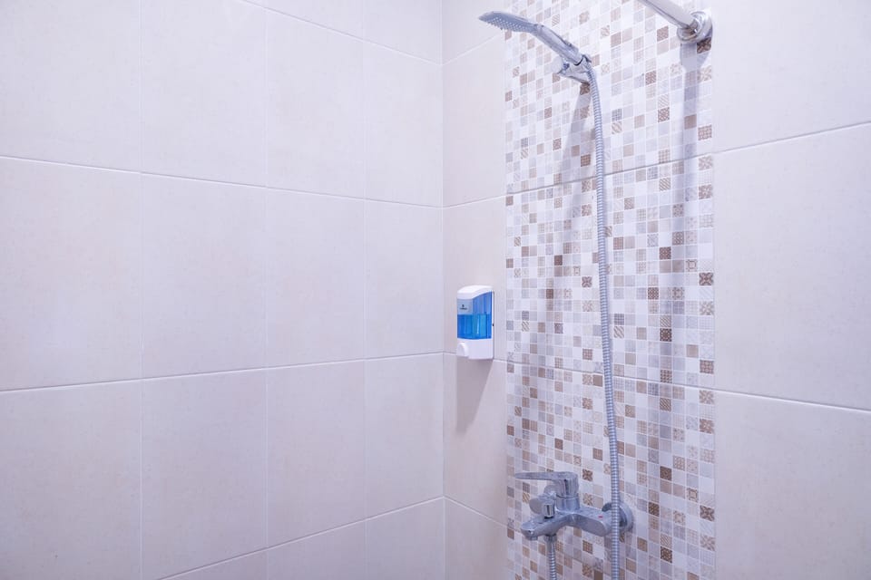 Deluxe Double Room | Bathroom | Shower, rainfall showerhead, towels