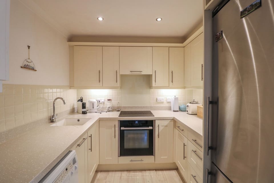 Cottage | Private kitchen | Fridge, dishwasher, electric kettle, toaster