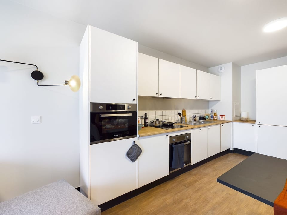 Appart Coloc  4 Private Rooms  No A/C | Living area | 43-inch Smart TV with digital channels, Netflix, streaming services