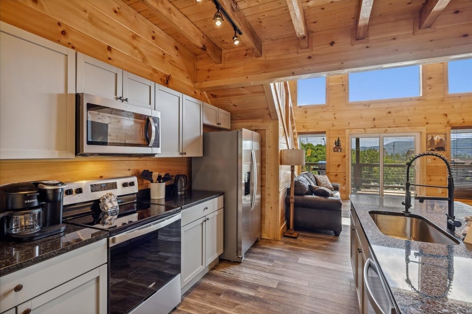 Cabin, 3 Bedrooms | Private kitchen | Coffee/tea maker, fridge, oven, toaster