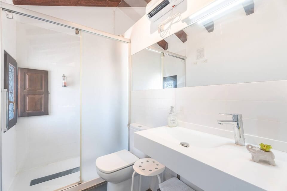 Junior Room | Bathroom | Shower, hydromassage showerhead, free toiletries, hair dryer