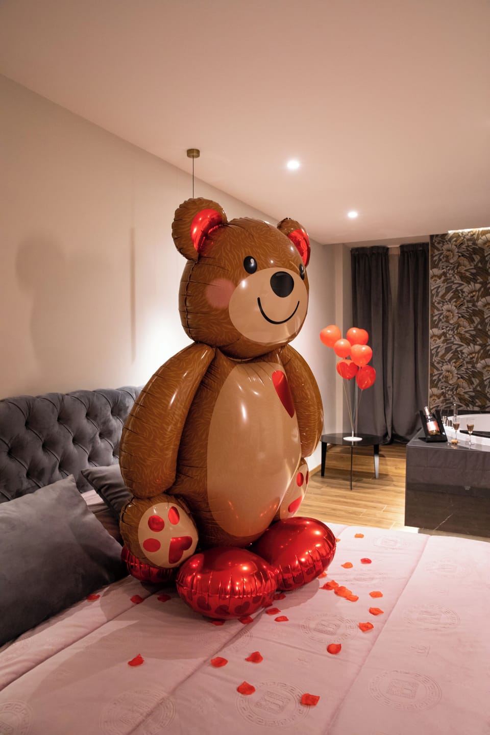 Luxury Suite | In-room safe, blackout drapes, iron/ironing board, free WiFi