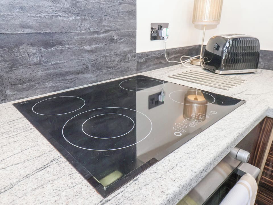Cottage | Private kitchen | Fridge, electric kettle, toaster, cookware/dishes/utensils