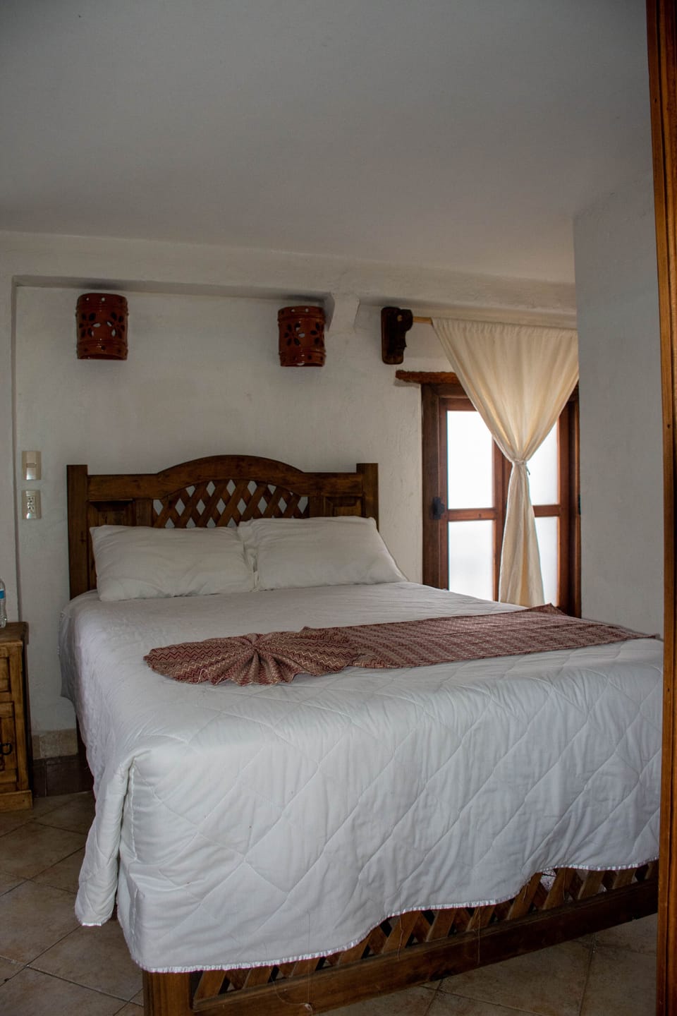 Grand Room | Desk, WiFi (free), bed sheets
