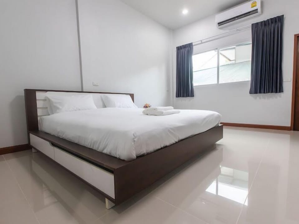 Single Room, 1 King Bed (Basic Room) | Desk, laptop workspace