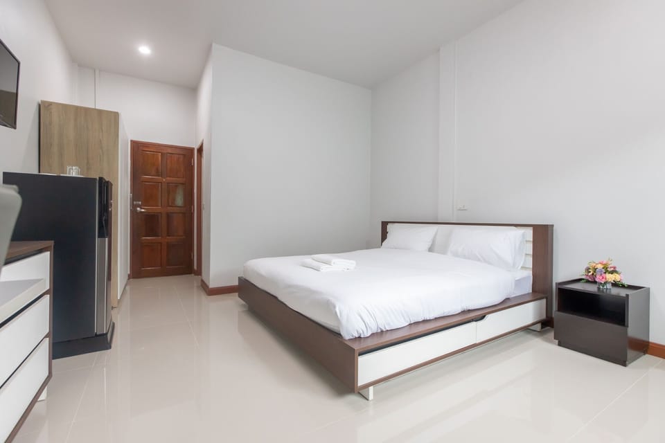 Single Room, 1 King Bed (Basic Room) | Desk, laptop workspace