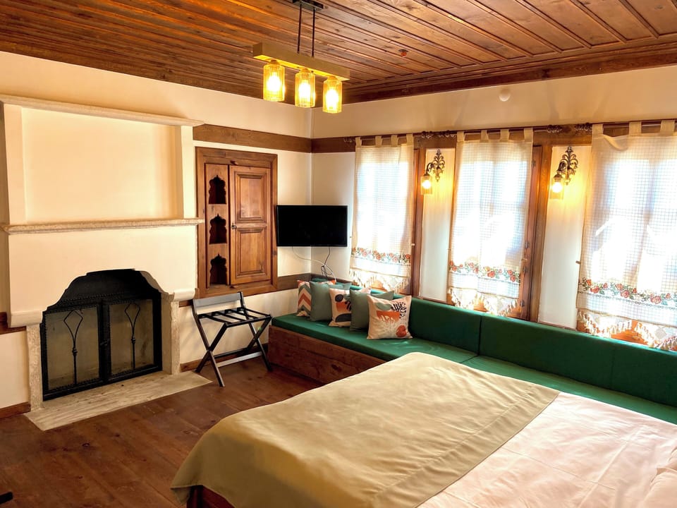 Standard Room | Premium bedding, individually decorated, desk, laptop workspace