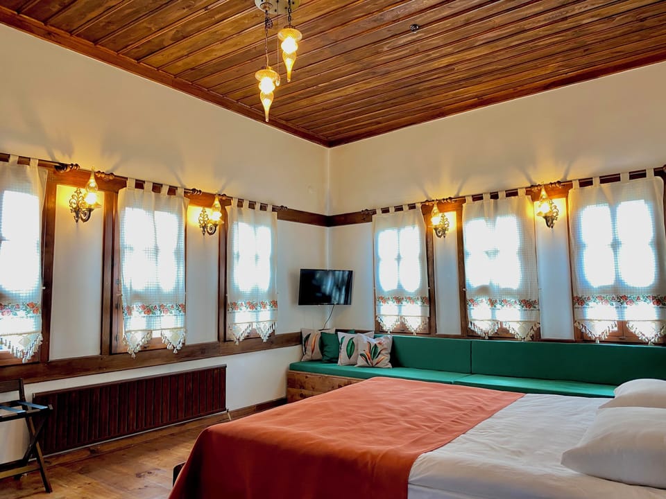 Panoramic Room | Premium bedding, individually decorated, desk, laptop workspace