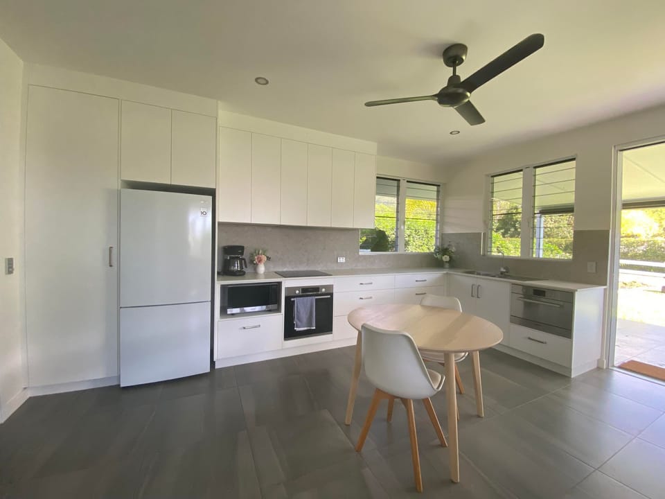 Deluxe Apartment | Private kitchen | Full-size fridge, microwave, oven, stovetop