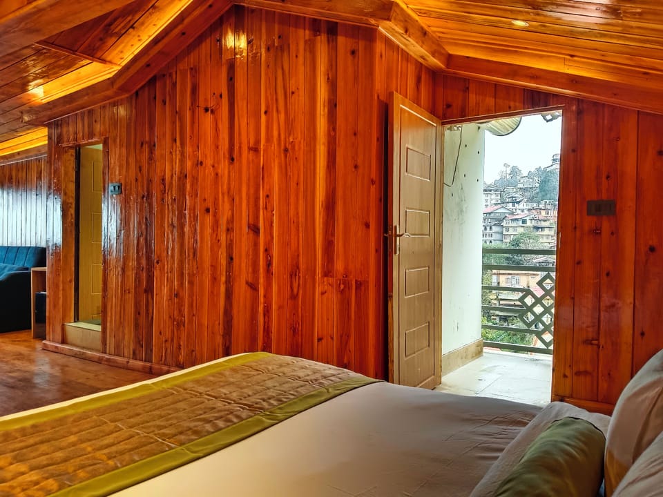 Attic Suite with Balcony | Soundproofing, WiFi (free), bed sheets