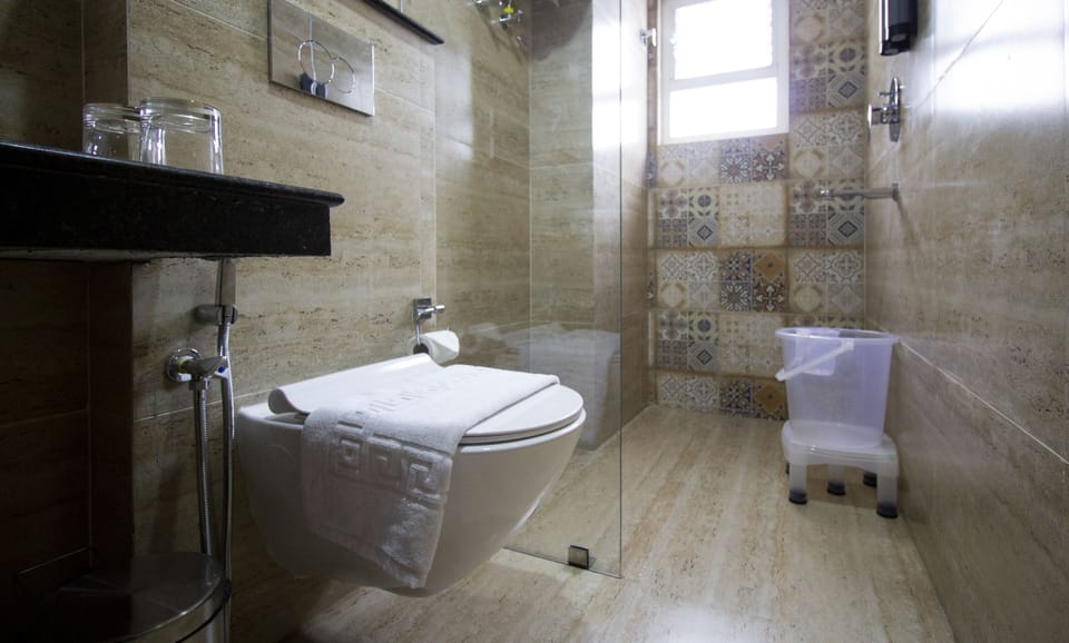 Premium Room | Bathroom | Shower, rainfall showerhead, free toiletries, towels