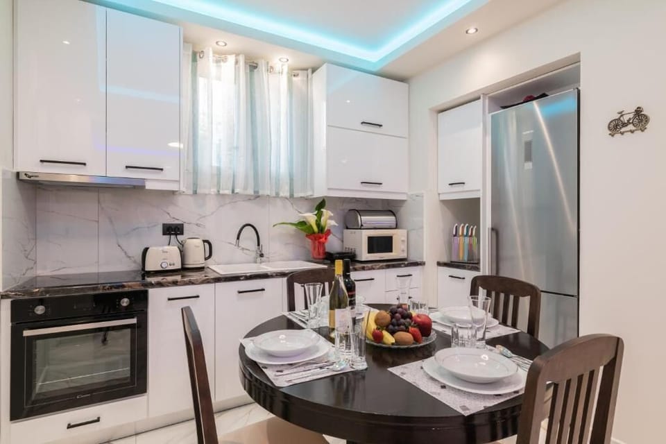 Basic Apartment | Private kitchen | Dishwasher, espresso maker, coffee/tea maker, electric kettle