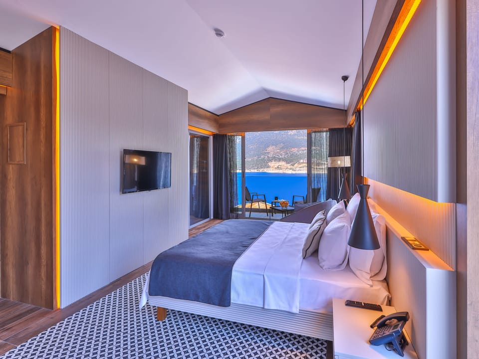 Deluxe Room, Sea View | Television
