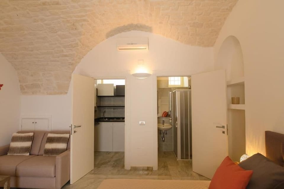 Camera Marisol | Bathroom | Rainfall showerhead, free toiletries, hair dryer, bathrobes