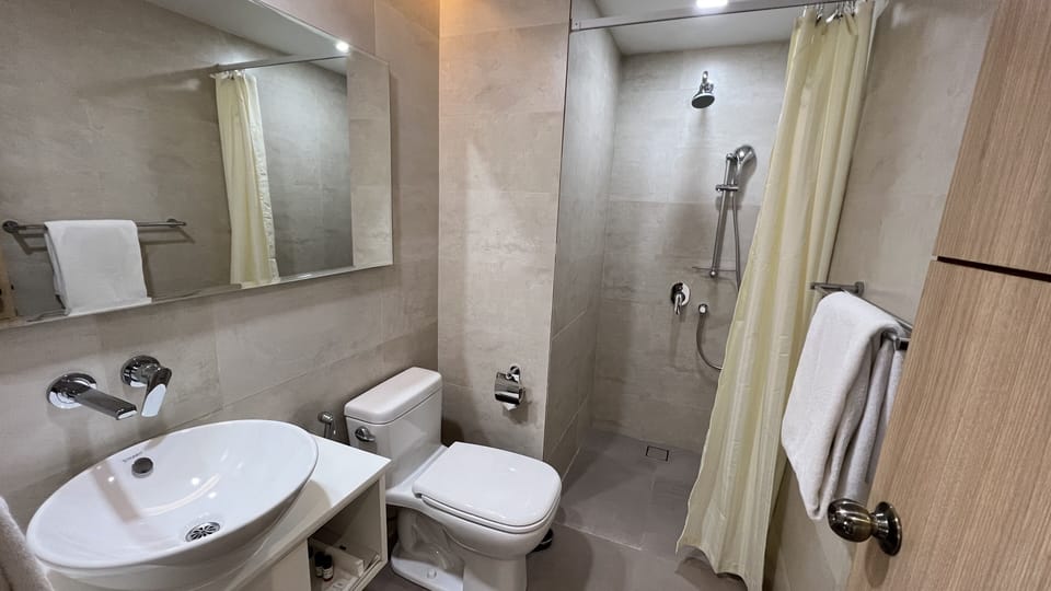 Deluxe Twin Room | In-room safe, desk, laptop workspace, soundproofing