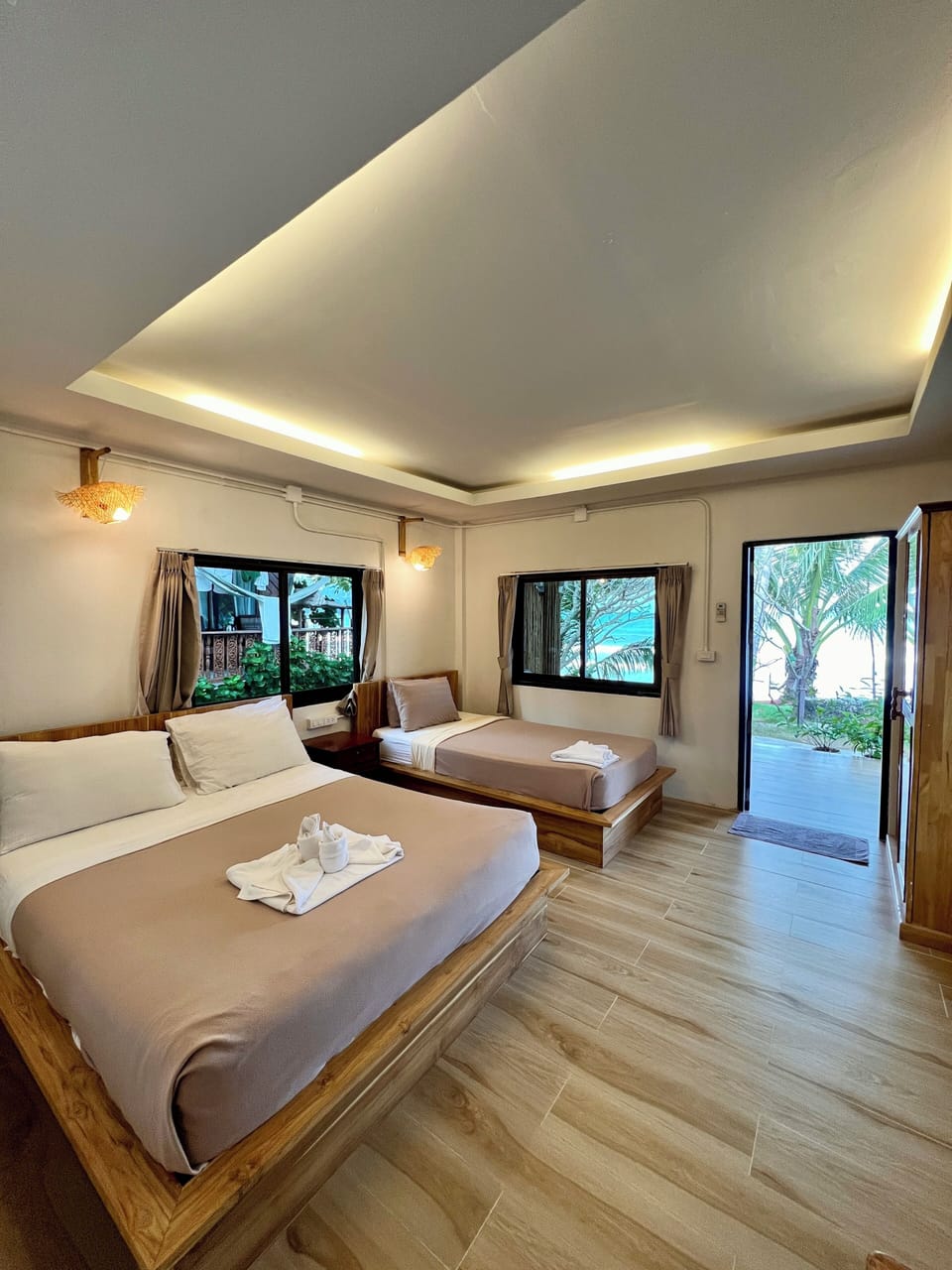 Comfort Bungalow, Multiple Beds, Beach View | Desk, blackout drapes, free cribs/infant beds, free WiFi