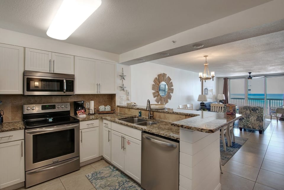 Condo, 2 Bedrooms | Private kitchen | Fridge, oven, coffee/tea maker, toaster