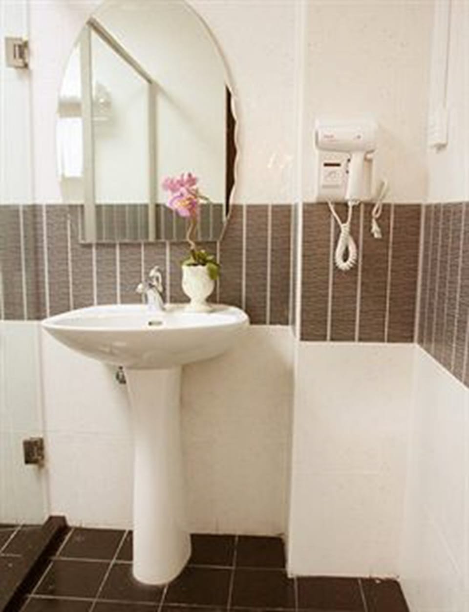Bathroom sink
