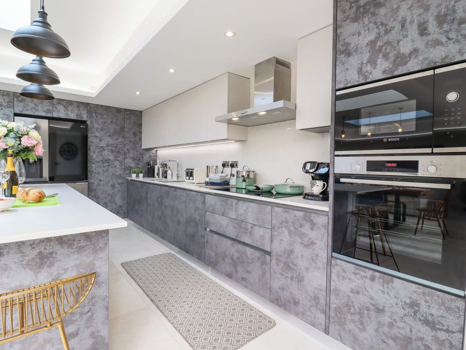 Cottage | Private kitchen | Fridge, dishwasher, toaster, cookware/dishes/utensils