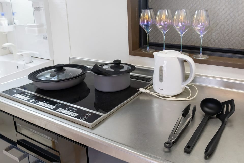 City Apartment | Private kitchen | Full-size fridge, microwave, stovetop, cookware/dishes/utensils