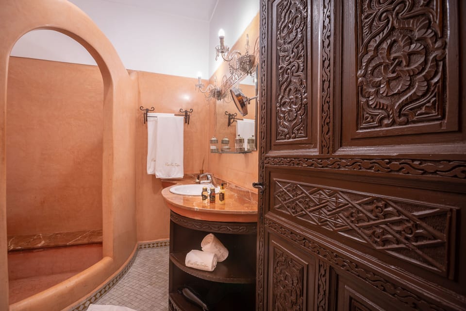 Basic Suite | In-room safe, individually decorated, individually furnished