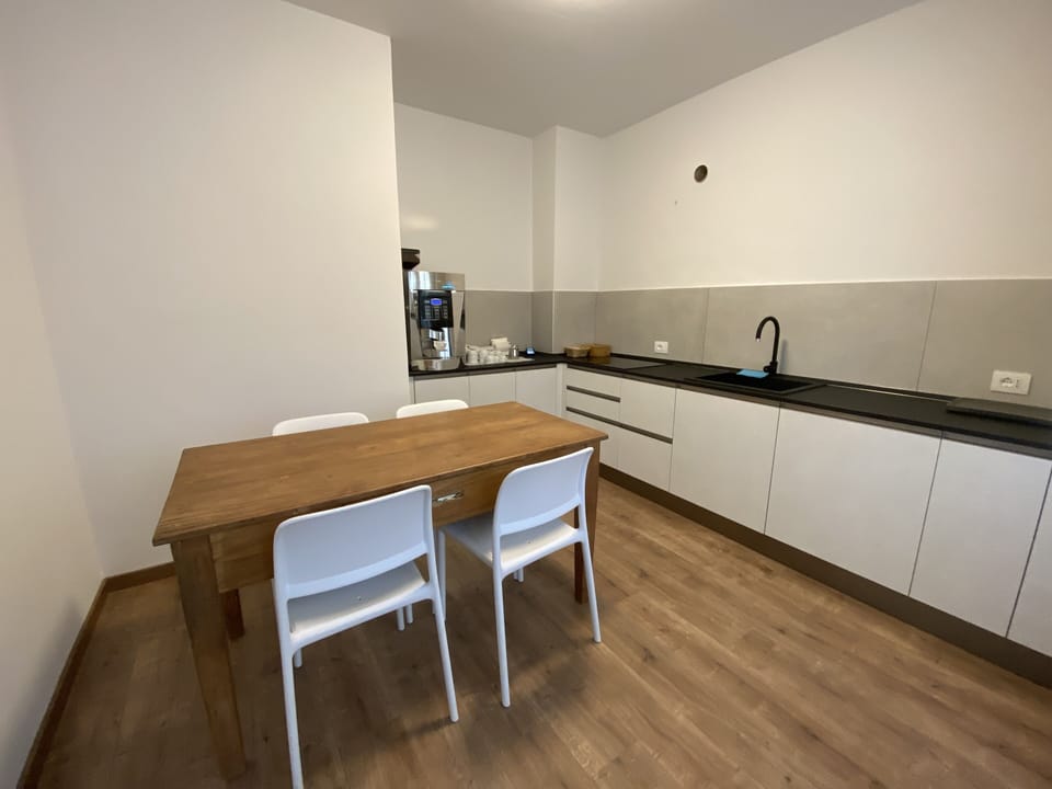 Full-size fridge, microwave, stovetop, dishwasher