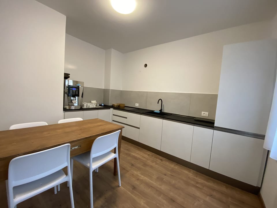 Full-size fridge, microwave, stovetop, dishwasher