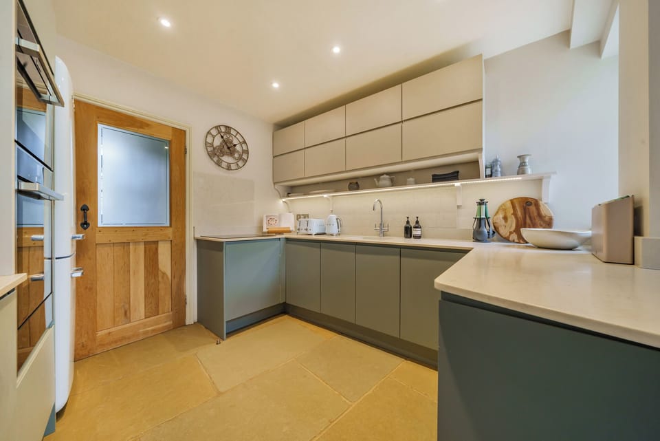 Cottage | Private kitchen | Fridge, dishwasher, electric kettle, toaster