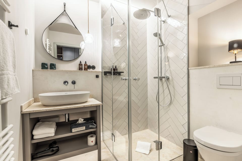 Shower, rainfall showerhead, free toiletries, hair dryer