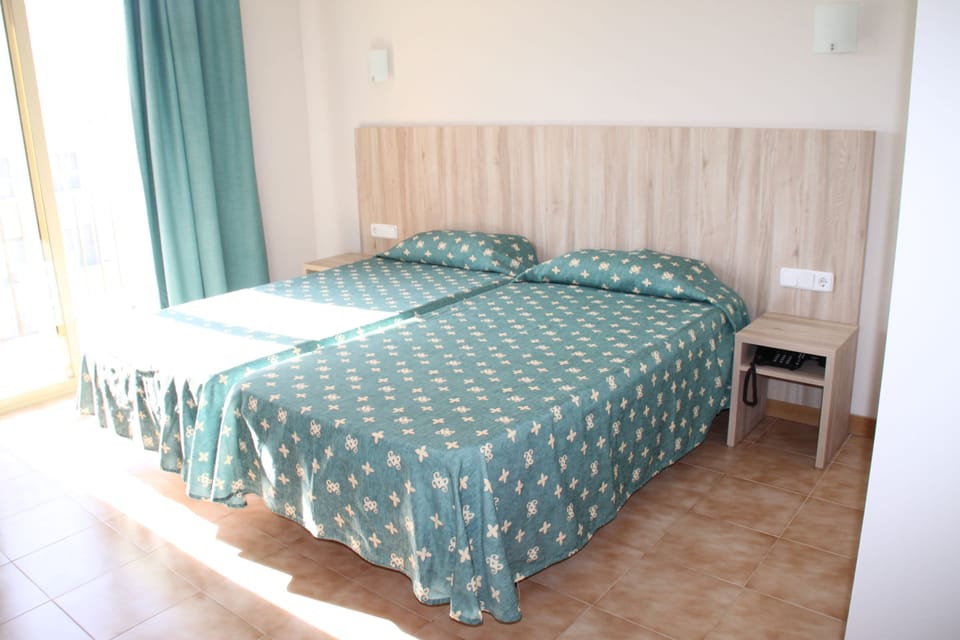 Blackout drapes, free WiFi, bed sheets
