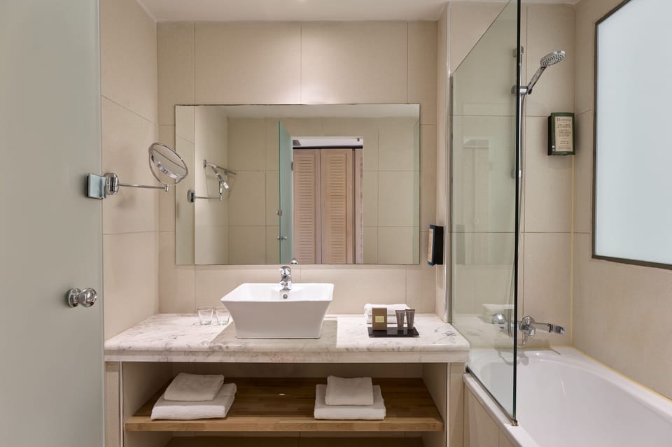 Superior Double Room Garden View | Bathroom | Hair dryer, slippers, towels
