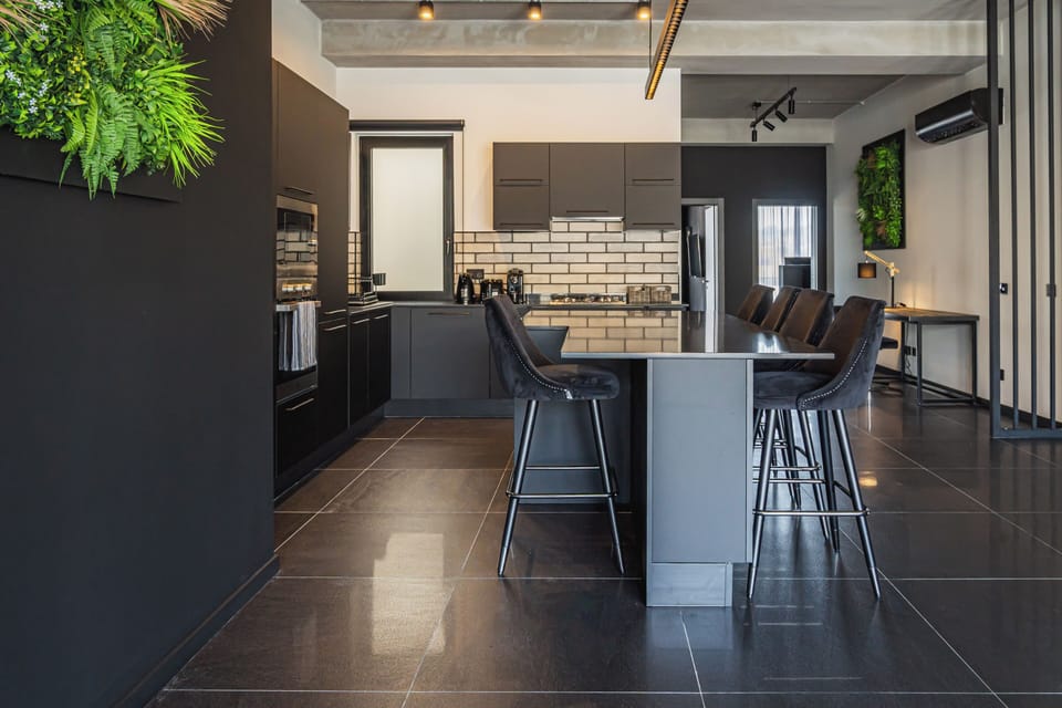 Penthouse | Private kitchen | Fridge, cookware/dishes/utensils