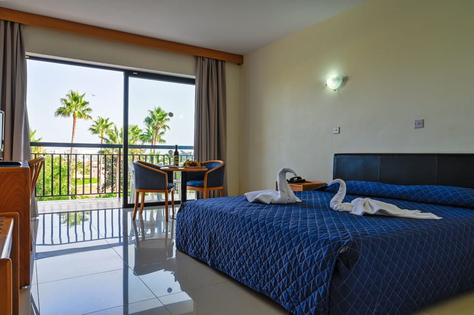 Double or Twin Room | In-room safe, WiFi (free), bed sheets