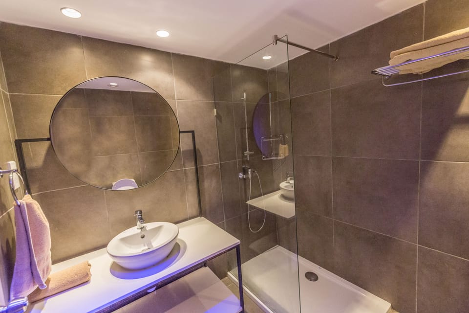 Superior Studio | Bathroom | Deep soaking tub, hair dryer, towels