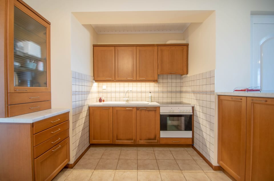 Dishwasher, electric kettle, toaster, cookware/dishes/utensils