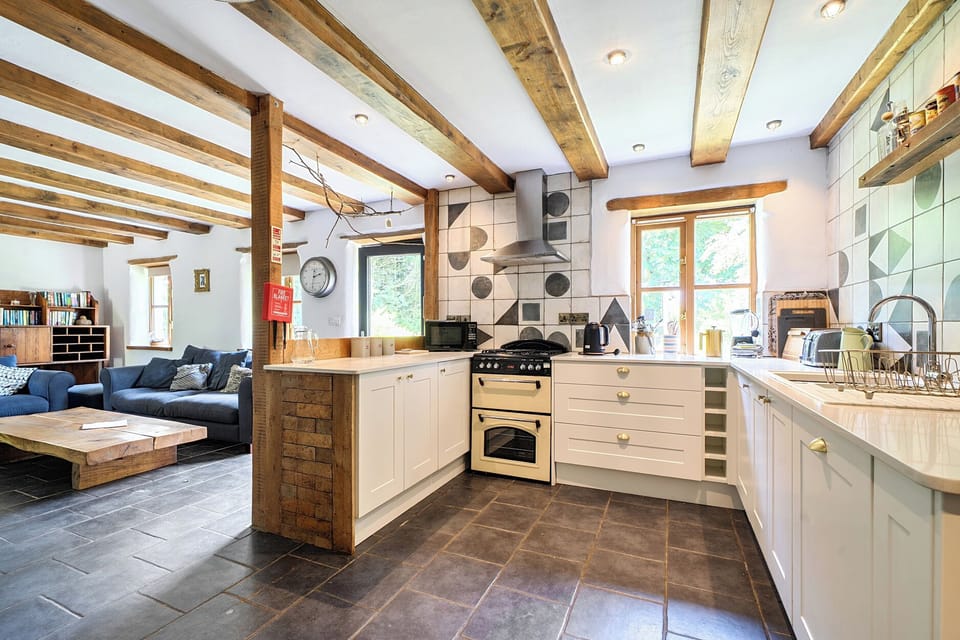 Cottage | Private kitchen | Fridge, dishwasher, toaster, cookware/dishes/utensils