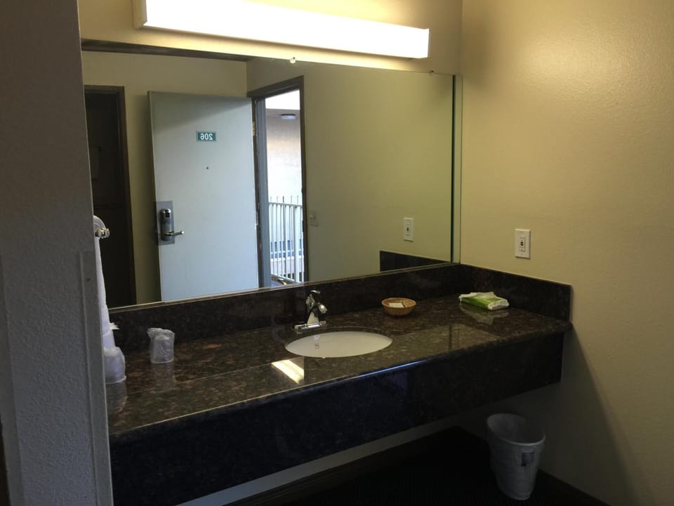 Combined shower/tub, free toiletries, hair dryer, towels