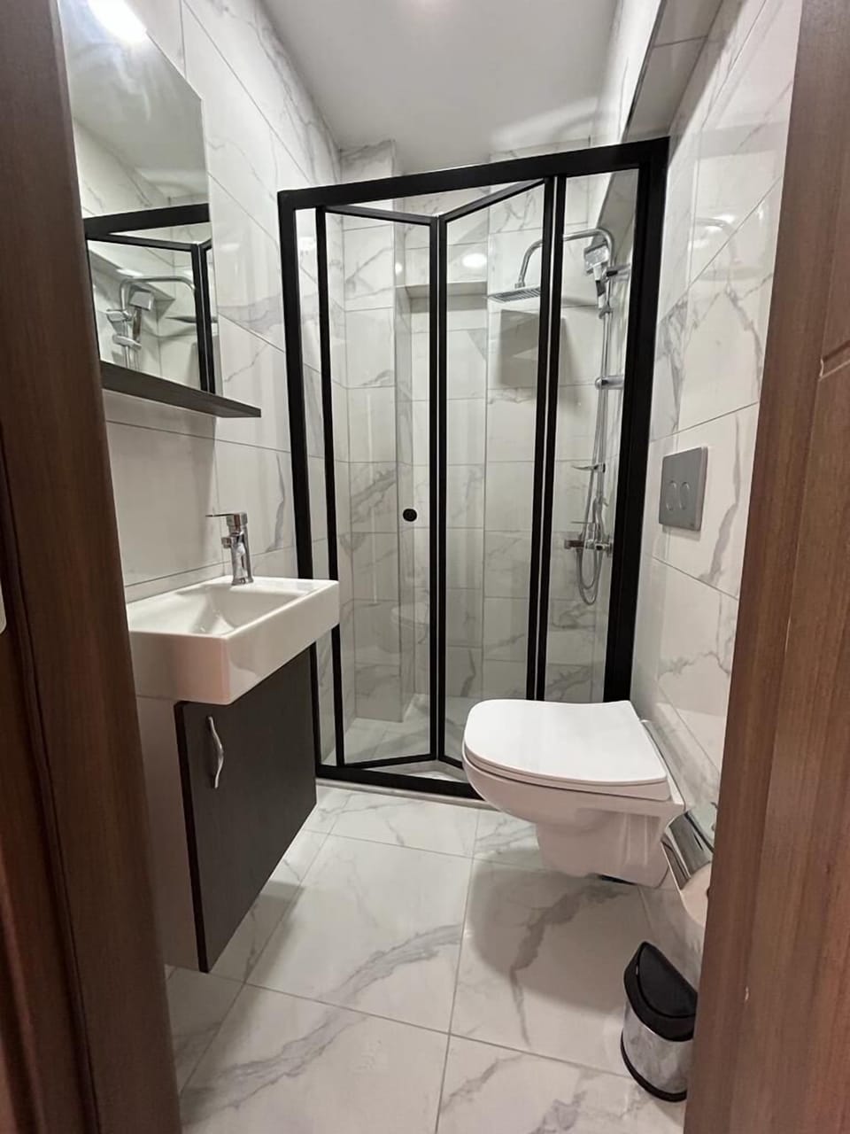 Comfort Studio Suite, Multiple Beds | Bathroom | Shower, hydromassage showerhead, hair dryer, towels