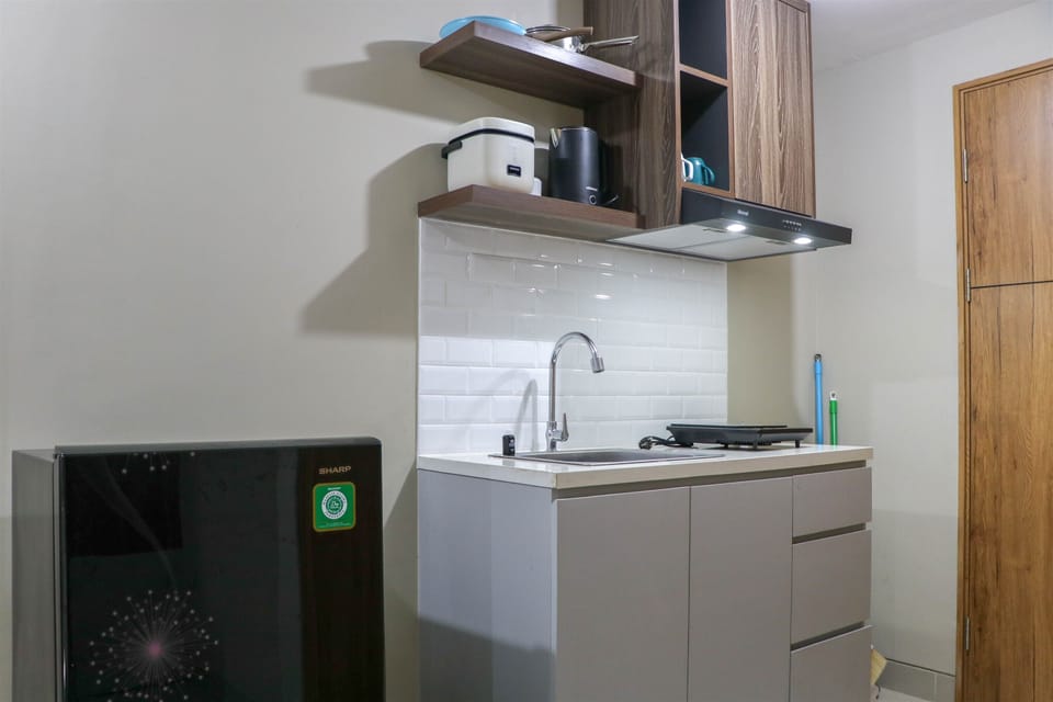 Deluxe Apartment | Private kitchen | Full-size fridge, stovetop, rice cooker, cookware/dishes/utensils