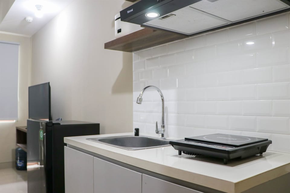Deluxe Apartment | Private kitchen | Full-size fridge, stovetop, rice cooker, cookware/dishes/utensils