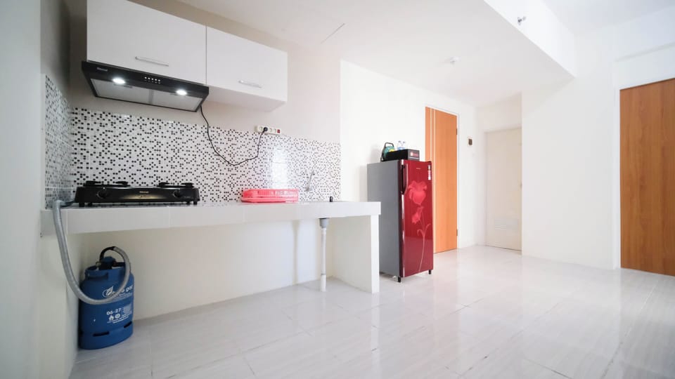 Deluxe Apartment | Private kitchen | Full-size fridge, stovetop, rice cooker, cookware/dishes/utensils