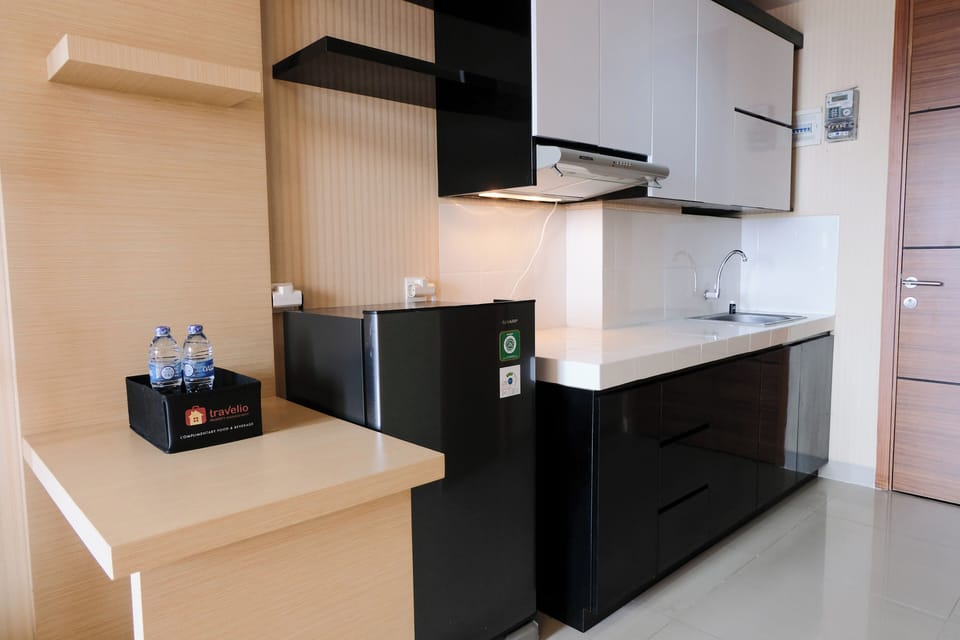 Deluxe Apartment | Private kitchen | Full-size fridge, stovetop, rice cooker, cookware/dishes/utensils
