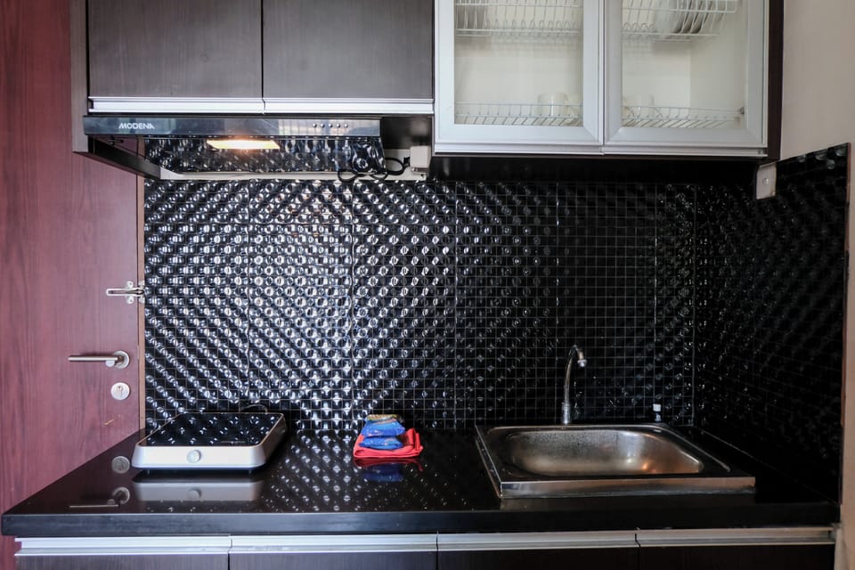 Deluxe Apartment | Private kitchen | Full-size fridge, stovetop, rice cooker, cookware/dishes/utensils