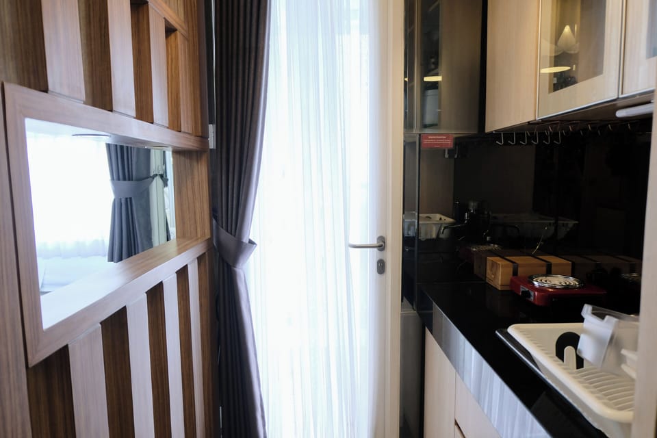 Deluxe Apartment | Private kitchen | Full-size fridge, microwave, stovetop, rice cooker