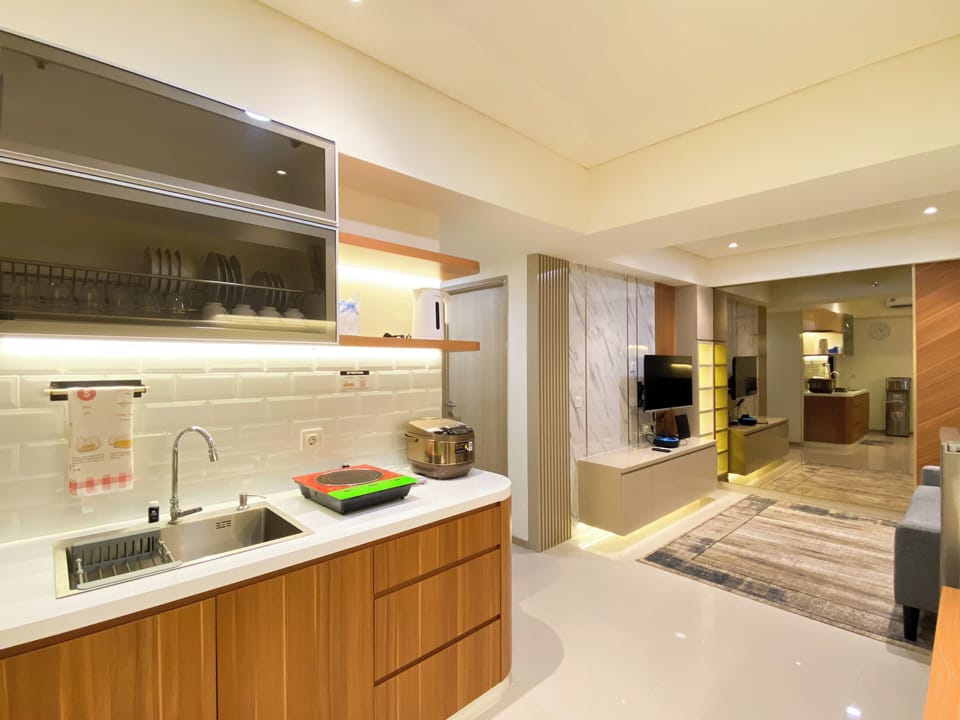 Deluxe Apartment | Private kitchen | Full-size fridge, stovetop, rice cooker, cookware/dishes/utensils