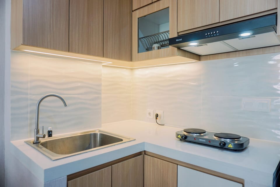 Deluxe Apartment | Private kitchen | Full-size fridge, stovetop, rice cooker, cookware/dishes/utensils