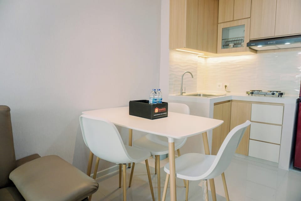 Deluxe Apartment | Private kitchen | Full-size fridge, stovetop, rice cooker, cookware/dishes/utensils